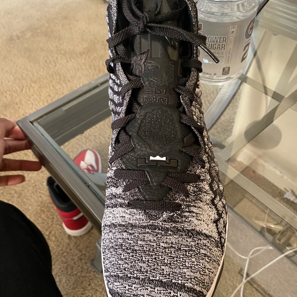 Lebron James 17 - Picture 4 of 4